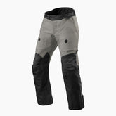 Pantaloni Neptune 3 GTX, un pantalone moto con tecnologia GORE-TEX. Colore grigio-nero. Di REV'IT!.